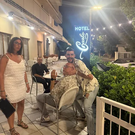 Ξενοδοχείο Carlo 2*