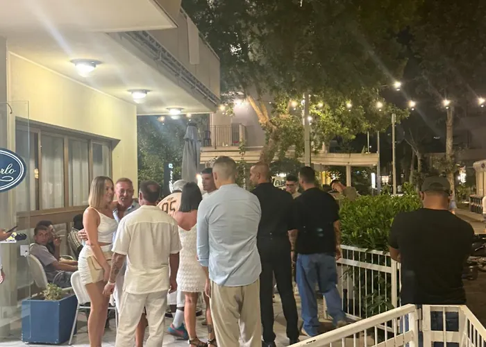 Ξενοδοχείο Carlo 2*